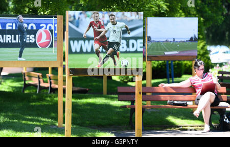 Fotos von der deutschen Mannschaft werden im Neckargmuend Garten in der Nähe der Promenade in Évian-Les-Bains, Frankreich, 23. Juni 2016 angezeigt. Die deutsche Fußball-Mannschaft basiert in Evian für die UEFA EURO 2016. Deutschland wird die Slowakei in einem Euro 2016 Runde von 16 Fußballspiel in Lille am 26. Juni 2016 stellen. Foto: Arne Dedert/dpa Stockfoto