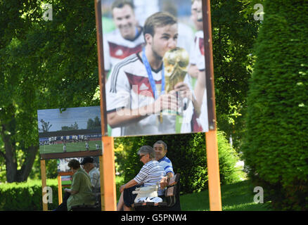 Ein Foto von Deutschlands Mario Goetze mit WM-Pokal ist der Neckargmuend-Garten in der Nähe der Promenade in Évian-Les-Bains, Frankreich, 23. Juni 2016 angezeigt. Die deutsche Fußball-Mannschaft basiert in Evian für die UEFA EURO 2016. Deutschland wird die Slowakei in einem Euro 2016 Runde von 16 Fußballspiel in Lille am 26. Juni 2016 stellen. Foto: Arne Dedert/dpa Stockfoto