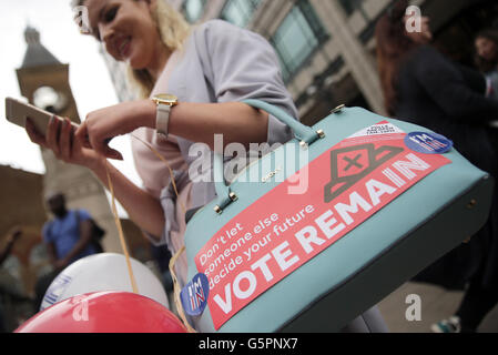 London, UK. 23. Juni 2016. Eine Frau in Liverpool Street mit einem Aufkleber lesen "Nicht lassen Sie jemand anderes Ihre Zukunft selbst zu bestimmen - Abstimmung bleiben" auf ihre Handtasche, am Tag des EU-Referendums in London, UK, 23. Juni 2016. Foto: MICHAEL KAPPELER/DPA/Alamy Live-Nachrichten Stockfoto