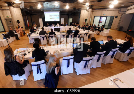 Ostrava, Tschechische Republik. 23. Juni 2016. Treffen der Minister und Regierungsvertreter der Visegrad-vier zusammen mit Partnern aus Rumänien, Bulgarien, Kroatien und Slowenien auf bessere Nutzung von Geldern aus EU-Fonds für die Entwicklung der EU-Länder fand in Ostrava, Tschechische Republik, 23. Juni 2016. Bildnachweis: Jaroslav Ozana/CTK Foto/Alamy Live-Nachrichten Stockfoto