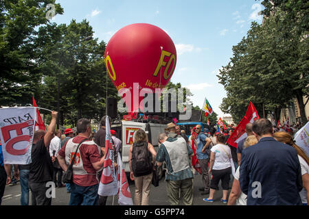 Paris, Frankreich. 23. Juni 2016. Demonstration gegen "Arbeit-Gesetz" in Paris - 23.06.2016 - Frankreich / 11. Arrondissement (Paris) / Paris 11. Bezirk (11. Arrondissement von Paris) - Demonstration gegen"Arbeit" in Paris, Place De La Bastille.   -Gerard Cambon / Le Pictorium Credit: Christian Sauvan-Magnet/Alamy Live-Nachrichten Stockfoto