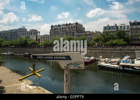 Paris, Frankreich. 23. Juni 2016. Demonstration gegen "Arbeit-Gesetz" in Paris - 23.06.2016 - Frankreich / 11. Arrondissement (Paris) / Paris 11. Bezirk (11. Arrondissement von Paris) - Demonstration gegen"Arbeit" in Paris, Place De La Bastille.   -Gerard Cambon / Le Pictorium /Alamy Live News Stockfoto