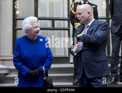 Königin Elizabeth II. Mit Außenminister William Hague, während sie das Auswärtige Amt und das Commonwealth Office während eines offiziellen Besuches besucht, der Teil ihrer Jubiläumsfeiern ist. Stockfoto