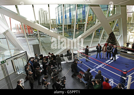 Die olympische Goldmedaillengewinnerin Katie Taylor mit ihrem Vater und Trainer Pete Taylor, dem Promoter Brian Peters und dem ehemaligen Boxer Mick Dowling im Ring des Bord Gais Energy Theatre, Dublin, wo sie am 24. Februar eine Rückkehr zum Ring ankündigte, um gegen einen internationalen Gegner antreten zu können. Stockfoto