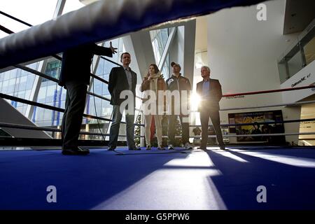 Die olympische Goldmedaillengewinnerin Katie Taylor mit (von links nach rechts) ihrem Vater und Trainer Pete Taylor, dem Promoter Brian Peters und dem ehemaligen Boxer Mick Dowling im Ring des Bord Gais Energy Theatre, Dublin, wo sie am 24. Februar eine Rückkehr zum Ring ankündigte, um gegen einen internationalen Gegner antreten zu können. Stockfoto