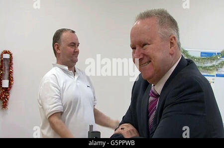 Der Patient David McCormack (links) arbeitet heute während eines Besuchs des schottischen Gesundheitsministers Alex Neil im neuen Victoria Hospital in Glasgow, um einen Kurs zur kardialen Rehabilitation in Aktion zu sehen und Patienten zu treffen. Stockfoto