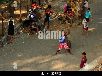 Jungs spielen ein Cricket-Spiel auf den Straßen von Malabar Hills in Mumbai, Indien Stockfoto