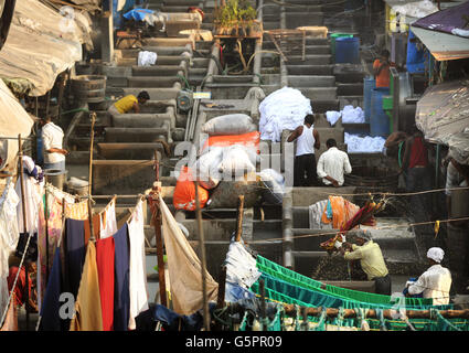 Waschmaschinen, lokal als dhobis bekannt, arbeiten im Freien, um Kleidung aus Mumbai Haushalte, Hotels und Krankenhäusern in der Mahalaxmi Dhobi Ghat (Waschplatz) im Mahalaxmi-Viertel von Mumbai zu waschen, Indien PRESSE VEREIN Foto. Bilddatum: Dienstag, 27. November 2012. In der Regel ein erblicher Beruf etwa 200 dhobi Familien aus der Kastengruppe Vannar a leben und arbeiten hier und arbeiten in der Regel von Tür zu Tür und sammeln schmutzige Wäsche aus Haushalten, Krankenhäusern und Hotels. Um zu verhindern, dass Kleidung verwechselt wird, markiert jeder dhobi ein einzigartiges Symbol oder Zeichen in schwarzer Tinte auf Kleidungsstücken Stockfoto