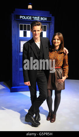 Matt Smith und Jenna-Louise Coleman, Stars von Doctor Who, sind im BBC TV Centre in London zu sehen. Stockfoto