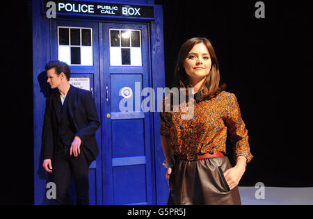 Arzt, der Fotozelle. Matt Smith und Jenna-Louise Coleman, Stars von Doctor Who, werden im BBC TV Center in London gesehen. Stockfoto