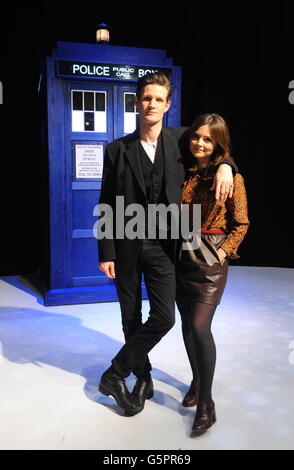 Arzt, der Fotozelle. Matt Smith und Jenna-Louise Coleman, Stars von Doctor Who, werden im BBC TV Center in London gesehen. Stockfoto