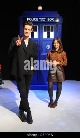 Matt Smith und Jenna-Louise Coleman, Stars von Doctor Who, sind im BBC TV Centre in London zu sehen. Stockfoto