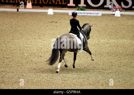 Die britische Charlotte Dujardin mit Valegro tritt beim Reem Acra FEI World Cup Dressage Qualifier bei Olympia, der London International Horse Show, an Stockfoto