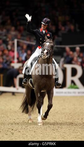 Die britische Charlotte Dujardin reitet Valegro im Reem Acra FEI World Cup Dressage Leg - Grand Prix Freestyle bei der Olympia, der London International Horse Show Stockfoto