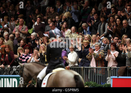 Die britische Charlotte Dujardin reitet Valegro im Reem Acra FEI World Cup Dressage Leg - Grand Prix Freestyle bei der Olympia, der London International Horse Show Stockfoto