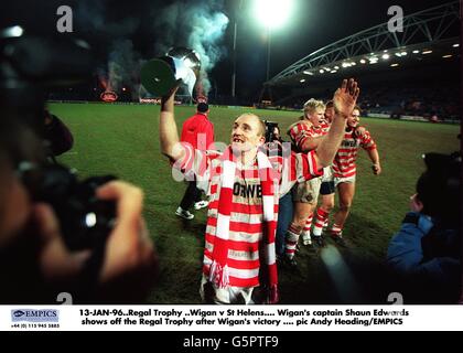 13-JAN-96. Regal Trophy .Wigan gegen St. Helens. Wigans Kapitän Shaun Edwards zeigt die Regal Trophy nach Wigans Sieg Stockfoto