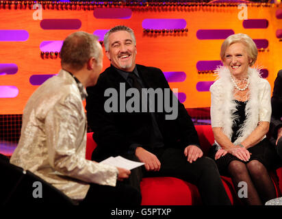 (Links - rechts) Gastgeber Graham Norton, Paul Hollywood und Mary Berry während der Dreharbeiten zur Silvesterausgabe der Graham Norton Show, die in den London Studios, London gedreht wurde. Stockfoto