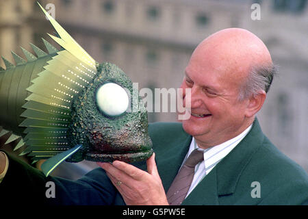 Animatorin Gerry Anderson trifft sich mit Titan the Terror Fish von Angesicht zu Angesicht, während sich die klassische Kinderfernsehsendung Stingray auf einen Neustart der BBC vorbereitet. Stockfoto