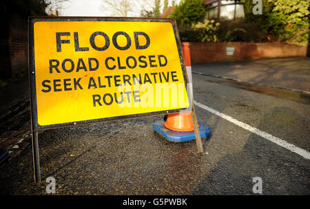 Allgemeine Ansicht einer Straße gesperrt wegen Überflutung Zeichen in Sonning in Berkshire. Stockfoto
