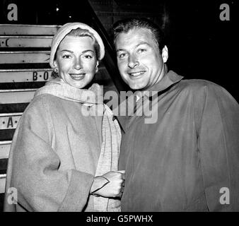 Die Hollywood-Schauspieler Lana Turner und Lex Barker kommen von Rom aus am Flughafen London an. Stockfoto