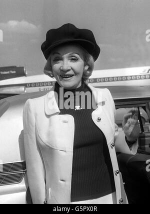 Die in Berlin geborene Marlene Dietrich, die glamouröseste Großmutter der Welt, in Hosenanzug, Pullover und Urchinhut, bei der Ankunft aus Paris. Marlene begeisterte die Filmbesucher zunächst mit 'Lili Marlene' und 'Falling in Love Again' im Film 'Blauer Engel'. Stockfoto