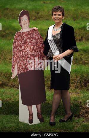 Rosemary Conley Diet and Fitness Magazine 40 Plus Slimmer 2013, Sharon Farrell, 45, aus St. Albans posiert mit einem Foto von sich selbst, bevor sie während eines Fotoanrufs in der Marriott County Hall, London, Gewicht verliert. Stockfoto