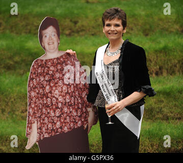 Rosemary Conley Diet and Fitness Magazine 40 Plus Slimmer 2013, Sharon Farrell, 45, aus St. Albans posiert mit einem Foto von sich selbst, bevor sie während eines Fotoanrufs in der Marriott County Hall, London, Gewicht verliert. Stockfoto