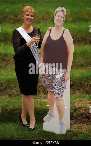 Rosemary Conley Diet and Fitness Magazine 50 Plus Slimmer 2013 Charmaine White von Exeter posiert mit einem Foto von sich selbst, bevor sie während eines Fotoanrufs in der Marriott County Hall, London, Gewicht verliert. Stockfoto
