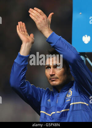 Fußball - Barclays Premier League - Chelsea gegen Queens Park Rangers - Stamford Bridge. Chelseas Frank Lampard applaudiert den Fans vor dem Anpfiff Stockfoto