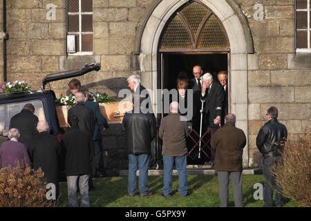 Catherine Gowing's Mutter Maureen und Vater John folgen ihrem Sarg, als er die St. Flannan's Church in Kinnitty verlässt. Stockfoto