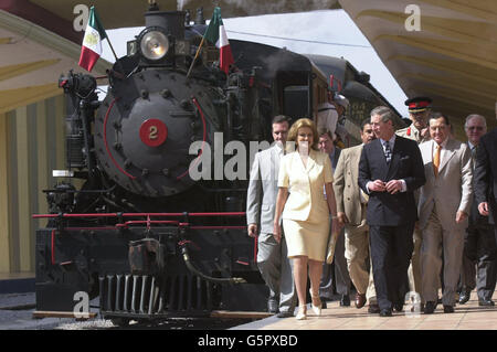 Der Prinz von Wales (Mitte) kommt am Bahnhof Veracruz an, mit einem Dampfzug aus den 1920er Jahren, zu den hundertsten Feierlichkeiten des Hafens von Veracruz in Mexiko. Die Mexiko-Etappe folgt zwei Tage in Brasilien, wobei der Prinz drei Tage im Land verbringen soll. Stockfoto