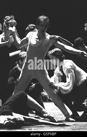 Rudolf Nureyev und Mitglieder des Zürcher Balletts während der Vorbereitungs-Proben für Manfres, die im London Coliseum als zweiter Teil des Nureyev Festivals eröffnet werden. Die in Russland geborene Tänzerin tanzt in jeder Aufführung des Festivals mit dem London Festival Ballet, das Romeo und Julia vorführt. Stockfoto