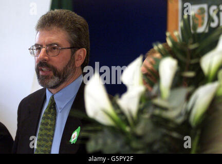 Sinn Fein-Präsident Gerry Adams spricht in Stormont in Ulster zum Auftakt der Osterlilie-Kampagne zum Gedenken an den Osteraufstand 1916 in Dublin. * ... Eine Stormont-Versammlungskommission hat entschieden, dass die Lilien nicht in der Großen Halle im Parlamentsgebäude, Stormont, ausgestellt werden, was die Republikaner verärgert hat. Stockfoto