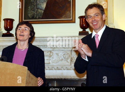 Der britische Premierminister Tony Blair begrüßt eine Rede von Bildungsministerin Estelle Morris in der Downing Street 10 im Zentrum von London während eines Frühstücks mit erwachsenen Lernenden. Stockfoto