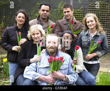 Fernsehstars werben für die neue Frühjahr/Sommer-Saison 2002 der BBC in Pebble Mill, Birmingham. * hintere Reihe, von links: Natalie Robb (Jude von Doctors), Peter de Jersey (Steve von Holby City), Jeremy Edwards (Danny von Holby City) und Joanna Taylor (PC Jackie Brown von Mersey Beat). Vordere Reihe, von links: Corrine Wicks (Dr. Helen Thompson von Doctors), Pat Roach (Bomber von auf Wiedersehen Pet) und Josie D'Arby (PC Jossie Finn von Mersey Beat) . Stockfoto