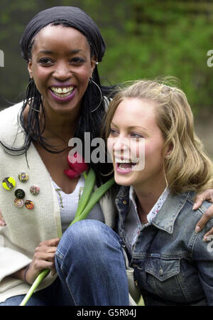 Stars von Mersey Beat, Joanna Taylor, Right, ( PC Jackie Brown) und Josie D'Arby (PC Jossie Finn) des BBC-Fernsehens werben am Donnerstag, den 14 2002. März, für die neue Saison im Frühjahr/Sommer 2002 in Pebble Mill, Birmingham. Stockfoto