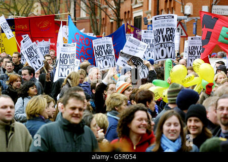 Tausende von Lehrern marschieren im Zentrum Londons, um ihren eintägigen Streik zu markieren. Mitglieder der National Union of Teachers stimmten mit überwältigender Mehrheit für die eintägige Unterbrechung, die aus Protest gegen die Entscheidung der Regierung, die Londoner Zertifikate um 3.5% zu erhöhen, aufgerufen wurde. Stockfoto