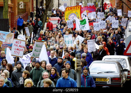 Tausende von Lehrern marschieren im Zentrum Londons, um ihren eintägigen Streik zu markieren. Mitglieder der National Union of Teachers stimmten mit überwältigender Mehrheit für die eintägige Unterbrechung, die aus Protest gegen die Entscheidung der Regierung, die Londoner Zertifikate um 3.5% zu erhöhen, aufgerufen wurde. Stockfoto