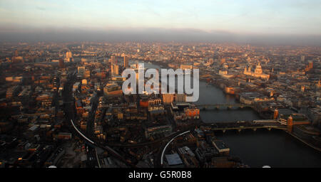 Sonnenaufgang vom Shard in London aus gesehen, da die Attraktion The View from the Shard für die Öffentlichkeit zugänglich sein wird. Stockfoto