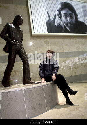 Yoko Ono, die Witwe des ehemaligen Beatle John Lennon, enthüllt eine Statue ihres verstorbenen Mannes auf der oberen Parcours des John Lennon Flughafens von Liverpool. Sie war bei der Enthüllung mit Cherie Booth dabei. Die Statue ist das Werk des Bildhauers Tom Murphy. Stockfoto