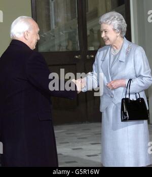 Die britische Königin Elizabeth II. Begrüßt Ungarns Präsidenten Ferenc Madl bei seiner Ankunft zu einem offiziellen Mittagessen im Buckingham Palace, London. Stockfoto