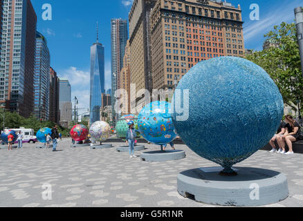 "Cool Globes" Kunstausstellung öffentlich zur Schau in Battery Place, New York. Mit Blick auf Freedom Tower (One World Trade Center) Stockfoto