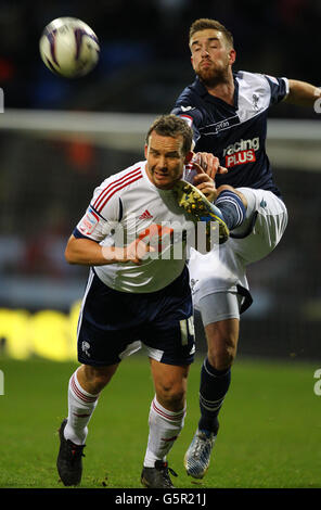 Kevin Davies von Bolton Wanderers (links) und Mark Beevers von Millwall (rechts) Kampf um den Ball Stockfoto