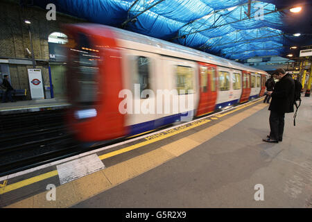 Ein Zug, der auf dem Bahnsteig an der Farringdon U-Bahnstation in London ankommt. Stockfoto