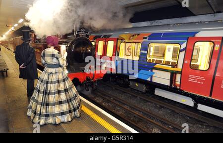 Ein Dampfzug kommt an der U-Bahnstation Moorgate in der City of London an, um den 150. Jahrestag der Eröffnung des Londoner U-Bahnsystems zu feiern, wo er nach einer Reise von Olympia im Westen Londons aufhörte. Stockfoto