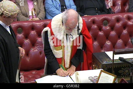 Der ehemalige Erzbischof von Canterbury, Dr. Rowan Williams, wird bei einer Einführungszeremonie im House of Lords, London, dem House of Lords als Lebenskollegen vereidigt. Stockfoto