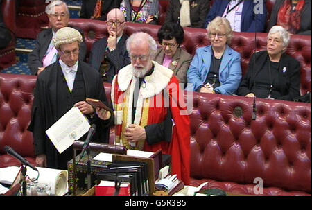 Der ehemalige Erzbischof von Canterbury, Dr. Rowan Williams (rechts), wird bei einer Einführungszeremonie im House of Lords, London, dem House of Lords als Lebenskollegen vereidigt. Stockfoto