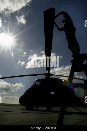 Für den letzten Flug der verbleibenden zehn Wessex-Hubschrauber in RAF Odiham, Hampshire, wird Klingenband aufgebracht. Der langjährige Wessex, der die Hauptstütze der britischen Militärflotte seit vielen Jahren ist, scheidet schließlich aus dem RAF-Dienst in diesem Land aus. Stockfoto