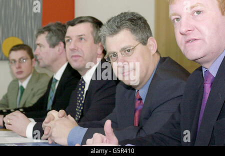 Der Vorsitzende der Liberaldemokraten und der Abgeordnete der Highlands Charles Kennedy (rechts), der Musikproduzent Sir Cameron Mackintosh (2. Rechts), der Hochlandrat-Conveneur David Green (2. Links) und der Hochlandabgeordnete David Stewart beantworten Fragen während einer Pressekonferenz. *... im Portcullis House im Zentrum von London, wo sie halfen, das Inverness und das Highlands European Capital of Culture Bid für 2008 zu starten. Stockfoto