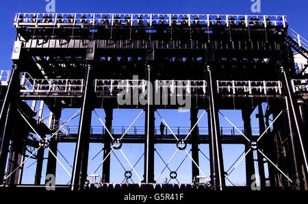 Der neu restaurierte Anderton Boat Lift in der Nähe von Northwhich in der Stadt, der die Boote vom River Weaver zum Trent und Mersey Kanal hebt. Der Aufzug - auch bekannt als Kathedrale der Kanäle - wurde 1983 als strukturell unsicher eingestuft und von den British Waterways wieder aufgebaut. *... auf der Reparaturwerft in Northwich, in der Region. Die Finanzierung des Projekts erfolgte durch den Waterways Trust, eine Wohltätigkeitsorganisation mit Schwerpunkt auf Wasserstraßen, dem Heritage Lottery Fund, English Heritage und British Waterways. Stockfoto